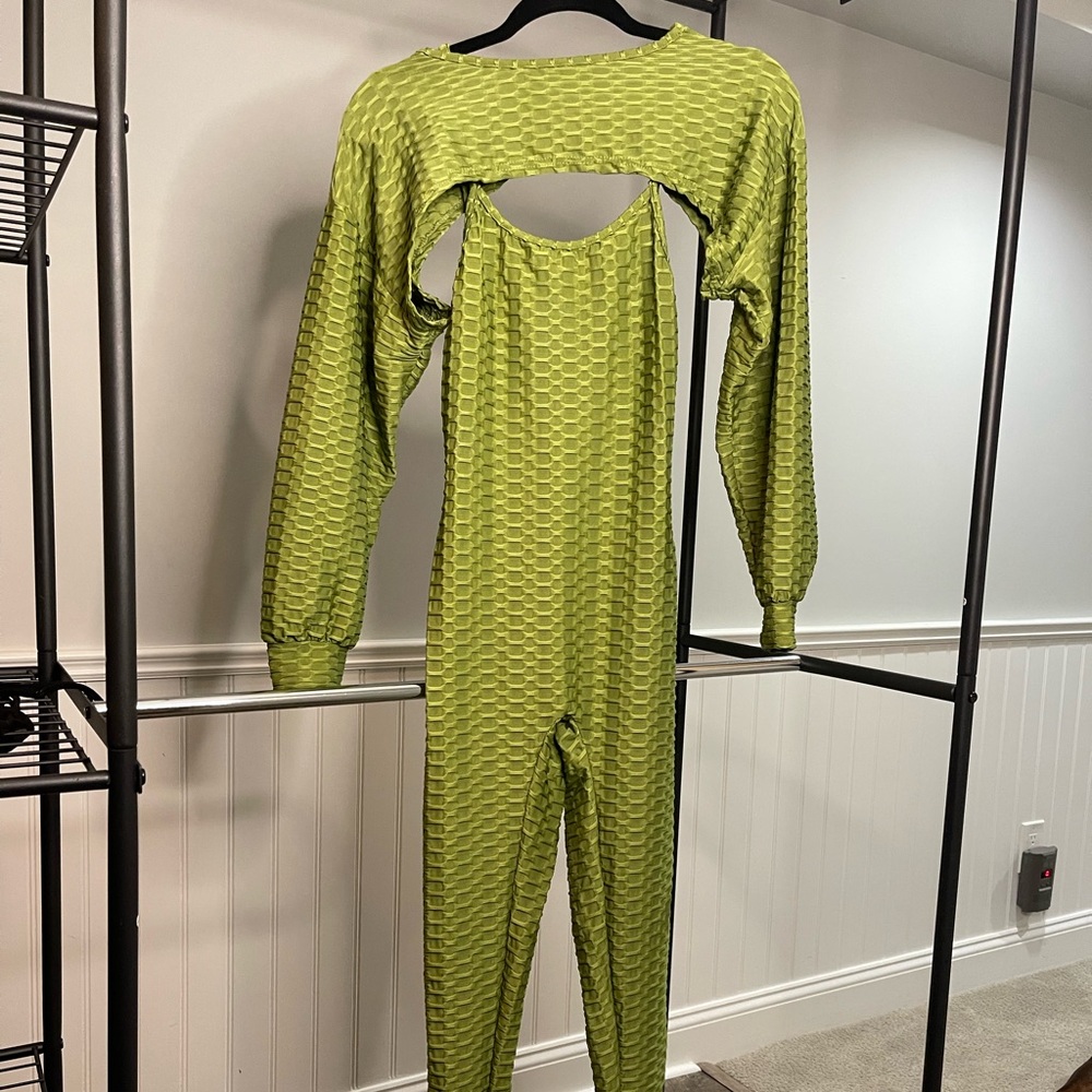 Jumpsuit with sleeves that are removable